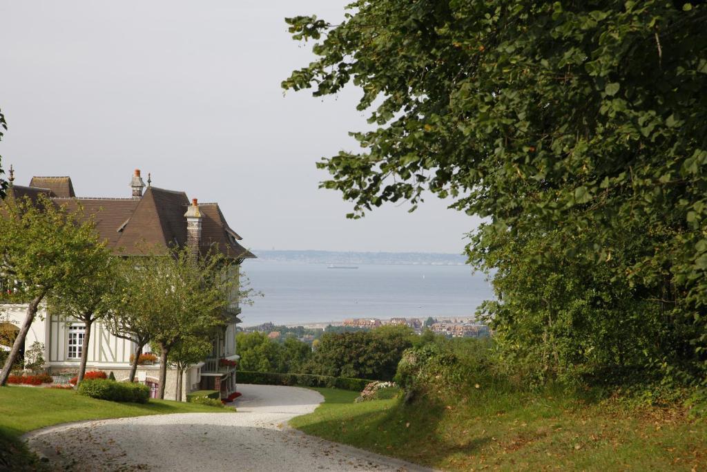 Bed and Breakfast Manoir De Benerville Довиль Экстерьер фото